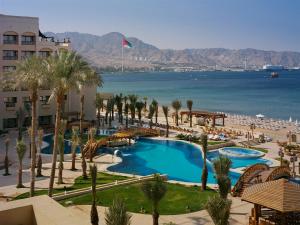 Blick auf ein Resort mit Pool und Strand in der Unterkunft InterContinental Aqaba, an IHG Hotel in Aqaba