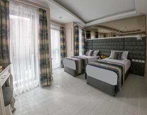 A bed or beds in a room at Crowned Hotel