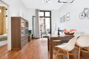 una cucina e un soggiorno con tavolo e sedie di Stay U-nique Apartments Balmes a Barcellona