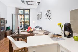 una cucina con pareti bianche, tavolo e sedie di Stay U-nique Apartments Balmes a Barcellona