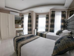 A bed or beds in a room at Crowned Hotel