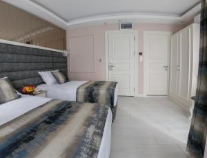 A bed or beds in a room at Crowned Hotel