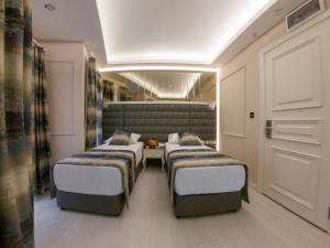 A bed or beds in a room at Crowned Hotel