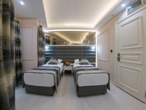 A bed or beds in a room at Crowned Hotel
