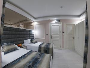 A bed or beds in a room at Crowned Hotel