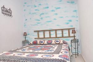 1 dormitorio con 1 cama con un mural de peces en Habitación Cañaveral Playa Conil II, en Conil de la Frontera