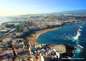 z powietrza widok na plażę i ocean w obiekcie Insular Luxury Beach Flat by Canary365 w mieście Las Palmas de Gran Canaria