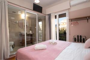 A bed or beds in a room at Kalamata Art Rooms