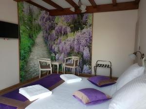 A bed or beds in a room at B&B Secret Garden