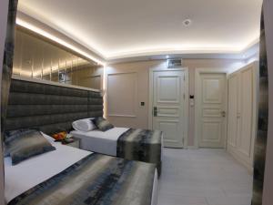 A bed or beds in a room at Crowned Hotel