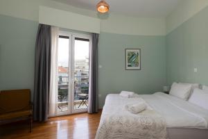 A bed or beds in a room at Kalamata Art Rooms