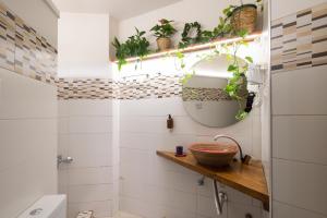 A bathroom at Kalamata Art Rooms