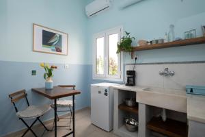 A kitchen or kitchenette at Kalamata Art Rooms
