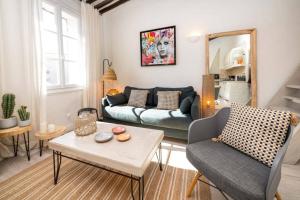 ein Wohnzimmer mit einem Sofa und einem Tisch in der Unterkunft LE RAVISSANT - 50m du Port - très calme in Cassis