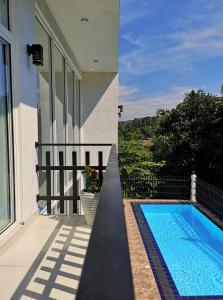 ein Haus mit einem Pool neben einem Gebäude in der Unterkunft De Paris à Kandy in Kandy