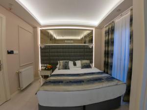 A bed or beds in a room at Crowned Hotel