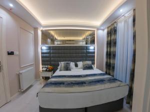 A bed or beds in a room at Crowned Hotel