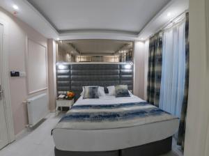 A bed or beds in a room at Crowned Hotel