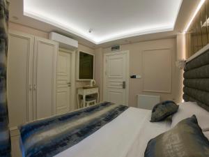 A bed or beds in a room at Crowned Hotel