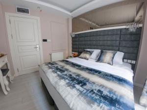 A bed or beds in a room at Crowned Hotel