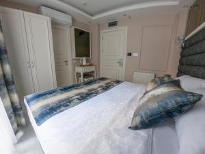 A bed or beds in a room at Crowned Hotel