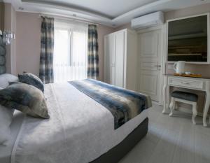 A bed or beds in a room at Crowned Hotel