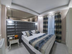 A bed or beds in a room at Crowned Hotel
