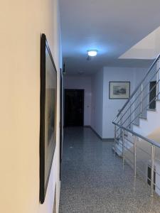 ドゥラスにあるMarconi Apartmentsの階段のある廊下