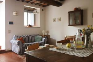 een woonkamer met een tafel en een bank bij Il Piratello - Agriturismo Baldeschi in Tuoro sul Trasimeno