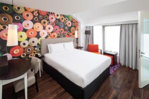 Tempat tidur dalam kamar di Hotel Indigo Liverpool, an IHG Hotel
