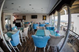 A restaurant or other place to eat at Crowned Hotel