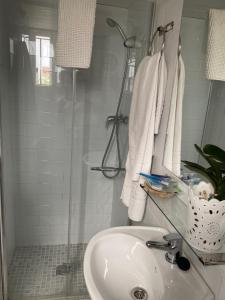 ein weißes Badezimmer mit Dusche und Waschbecken in der Unterkunft Casa Romántica "La CHELA" in Vejer de la Frontera + 20 Fotos