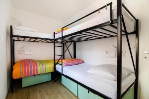 Hostel Alieti emeletes ágyai egy szobában