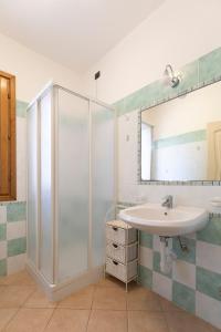 W łazience znajduje się umywalka i prysznic. w obiekcie Villa le Palme w mieście Capoliveri