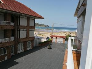 un balcón de una casa con vistas a la playa en Apartamentos Regollera, en Noja