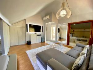 Μια τηλεόραση ή/και κέντρο ψυχαγωγίας στο The Sunset Marbella