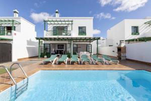 eine Villa mit einem Pool und einem Haus in der Unterkunft Villa Costa Papagayo 6 in Playa Blanca
