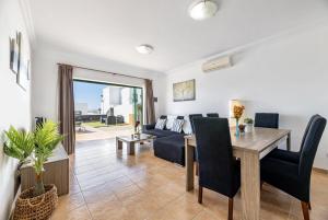 ein Wohnzimmer mit einem Tisch und einem Sofa in der Unterkunft Villa Costa Papagayo 6 in Playa Blanca