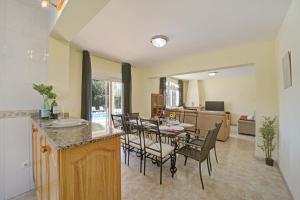 kuchnia i jadalnia ze stołem i krzesłami w obiekcie 3314 Villa Belinda w mieście Casas de Torrat
