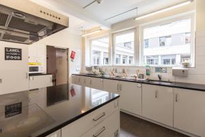 Kuchyň nebo kuchyňský kout v ubytování Hostel by Hyve Basel