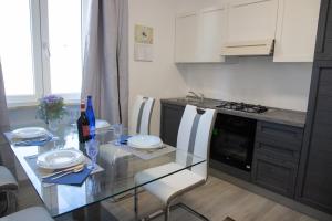 cocina con mesa de cristal con sillas y fogones en Casa Cesano Mare, en Senigallia 18 fotos más