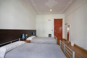 Łóżko lub łóżka w pokoju w obiekcie Kontxa Guesthouse