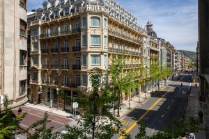 budynek na ulicy z drzewem przed nim w obiekcie Kontxa Guesthouse w mieście San Sebastián