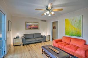 uma sala de estar com 2 sofás e uma ventoinha de tecto em Creekside Home with Patio and Grill 17 Mi to Dallas! em Garland