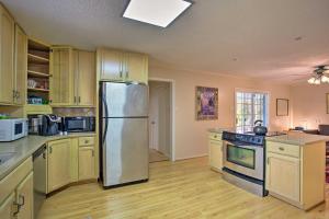 Fotografie z fotogalerie ubytování 8 Mi to Lake Ray Hubbard Creekside Garland Home v destinaci Garland