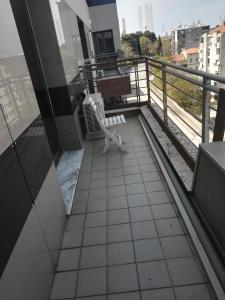 balkon z białym krzesłem na budynku w obiekcie Iva apartman w Puli
