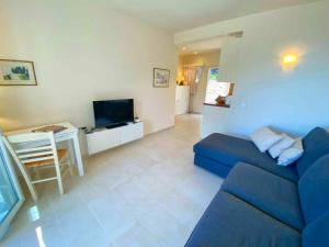 un soggiorno con un divano blu e un tavolo di Paleopetres K-Eight - Premium Suite - Kalami - a Kalámi