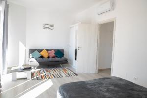 Una sala de estar blanca con un sofá y una mesa. en Casa Cesano Mare, en Senigallia