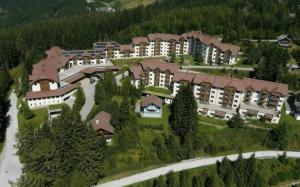 model ośrodka wypoczynkowego z drzewami i budynkami w obiekcie Ferienapartment Kanzelhöhe an der Skipiste w mieście Kanzelhöhe