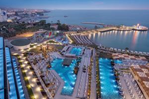 歐庫卡拉的住宿－Mylome Luxury Hotel & Resort - Ultra All Inclusive，享有度假村游泳池的空中景致